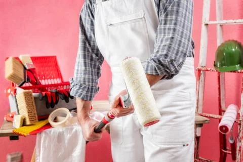 Professional house painter at work on the construction site. Foto stock