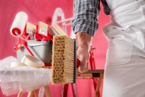 Professional house painter at work on the construction site. Foto stock