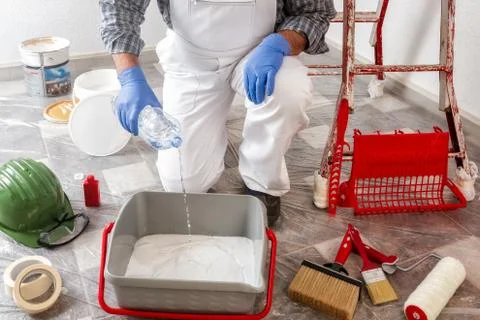 Professional house painter at work prepares the wall paint Foto stock