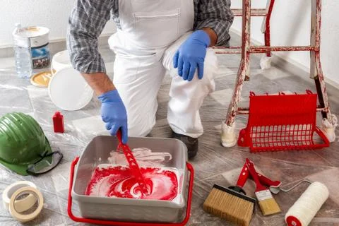 Professional house painter at work prepares the wall paint Foto stock