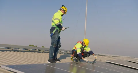 Professional industrial engineers are inspecting a rooftop solar panel array usi Stock-Footage 330255998