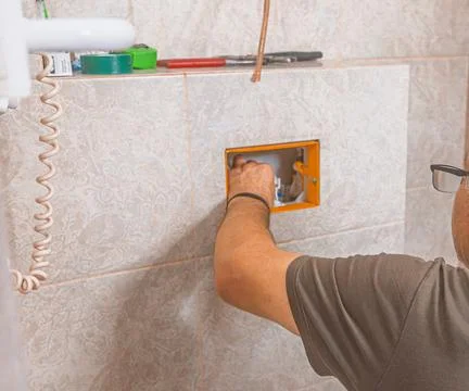Professional installation of internal flushing components in a concealed toi 库存照片