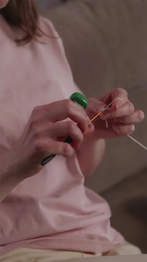 Professional knitter using digital row counter vertical workflow 스톡 동영상 337451986