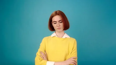 Professional lady model poses on blue Видео 157628281