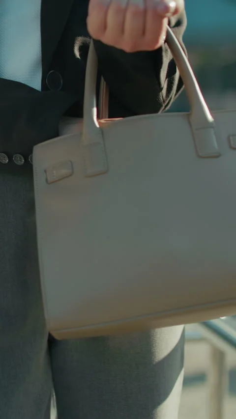 Professional Lady Struggles to Retrieve Keys from Handbag in Urban Setting 스톡 동영상 319766153