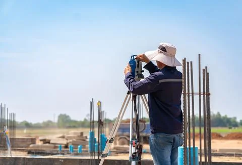 Professional land surveyor using a digital theodolite or total station on a.. Foto stock