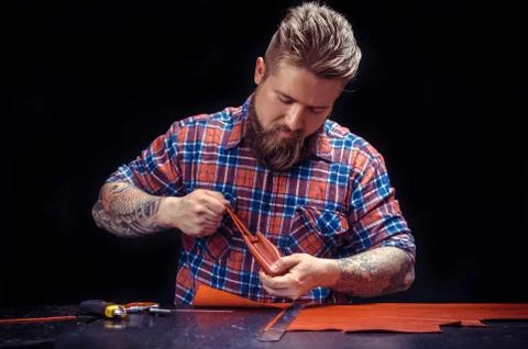 Professional Leather Worker at work in workshop Foto stock