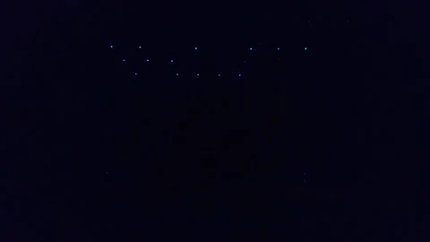 Professional light show transition from bright beams to darkness. Vídeo Stock 330239734