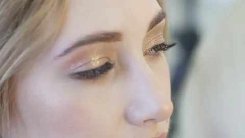 Professional make up artist doing make up for a beautiful caucasian model. Stock Footage 138936890