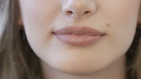 Professional make up artist doing make up for a beautiful caucasian model. Video stock 138936967