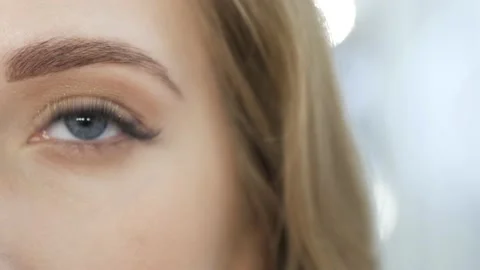 Professional make up artist doing make up for a beautiful caucasian model. Video stock 138936994