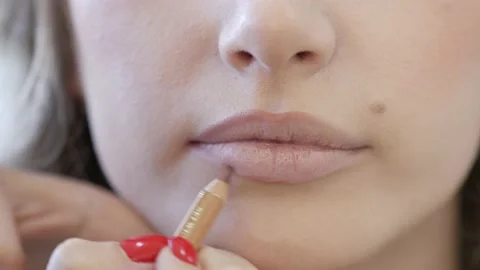 Professional make up artist doing make up for a beautiful caucasian model. Video stock 138937064