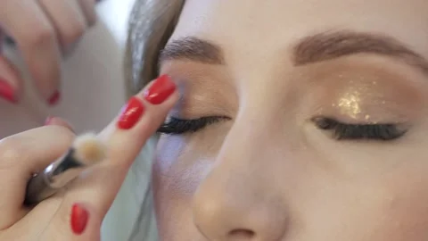 Professional make up artist doing make up for a beautiful caucasian model. Video stock 138937209
