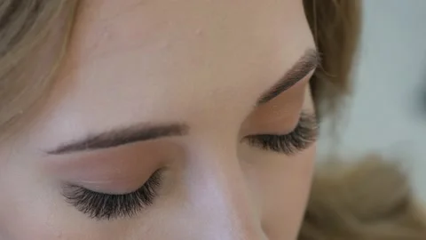 Professional make up artist doing make up for a beautiful caucasian model. Video stock 138937347