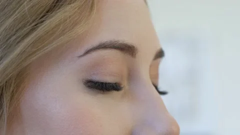 Professional make up artist doing make up for a beautiful caucasian model. Video stock 138937476