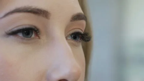 Professional make up artist doing make up for a beautiful caucasian model. Video stock 140006509