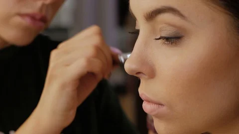 Professional make-up artist Stockbeeldmateriaal 123744695