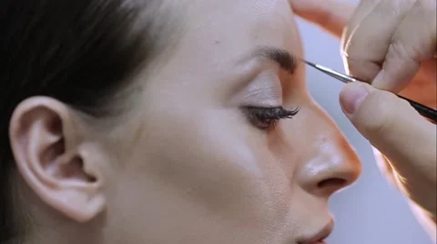Professional make-up artist prepares a model for a photo shoot 库存影片 67662961