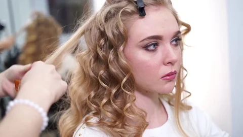 Professional make-up artist prepares a model for a photo shoot Video stock 77567590