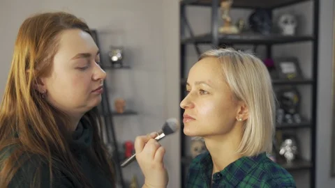 Professional make-up artist at work brush hand closeup - beauty fashion industry Stockbeeldmateriaal 100943274