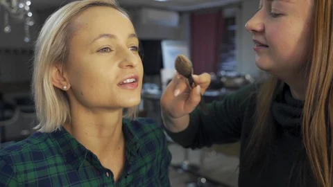 Professional make-up artist at work brush hand closeup - beauty fashion industry Stock-Footage 101020473