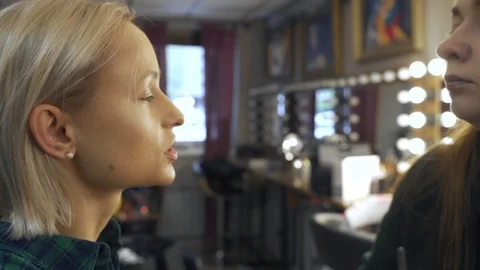 Professional make-up artist at work brush hand closeup - beauty fashion industry Vidéo 101042163