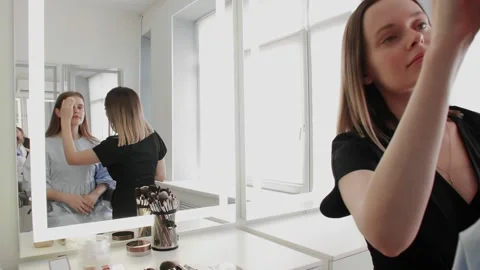 Professional Makeup for beautiful uses Stock-Footage 139205332