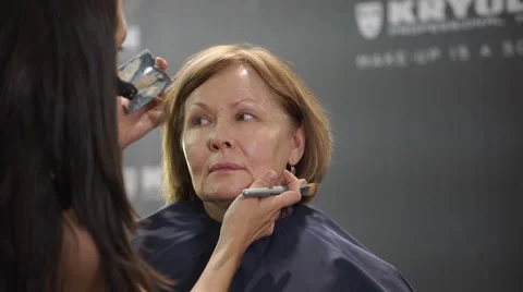 Professional makeup Video stock 69056597