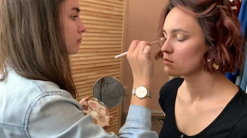 Professional makeup 库存影片 107986619