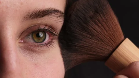 Professional Makeup Master Class Tutorial, Applying Powder With Cosmetic Brush Vídeos de archivo 312465136
