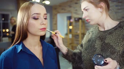 Professional makeup process Vídeo Stock 75112449