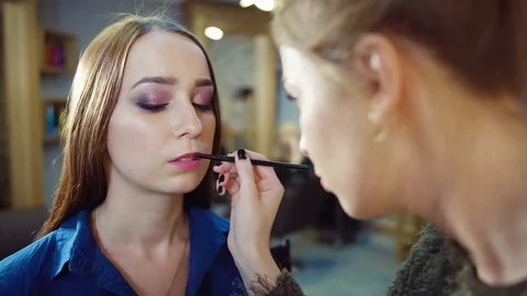 Professional makeup process Vídeo Stock 75113452