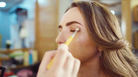 Professional makeup process Vídeo Stock 75157397