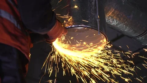 Professional male worker cutting ventilation pipe  with a grinding machine 库存影片 218471022