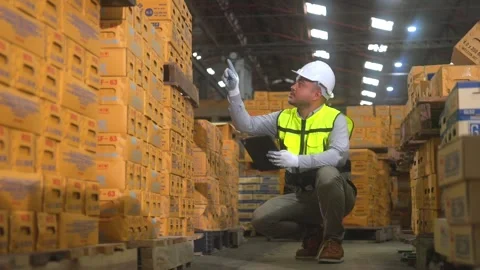 Professional man engineer analyzing supply with tablet in factory warehouse. 스톡 동영상 332119416