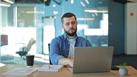 Professional Man Focused on Laptop Work in Modern Office 스톡 동영상 329091620