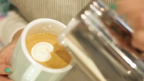 Professional man hand pouring stream milk for making espresso latte art. Vídeo Stock 334648512