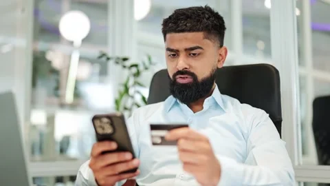 Professional Man Making Secure Online Payment with Credit Card on Mobile in Vidéo 312318851
