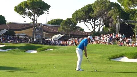 Professional Man Playing Golf Vidéo 105876061