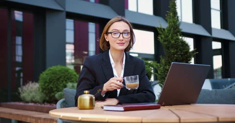 Professional man woman using laptop discussing project sitting in cafe outdoors. Vídeo Stock 320495809