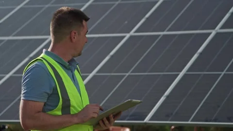 Professional Man in Workwear Adjusting Solar Panel System with Smartphone 库存影片 292282043