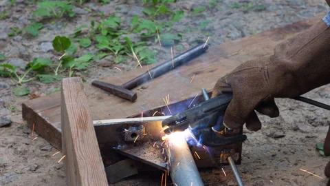 Professional Manual Metal Welding Process with Bright Sparks Outdoors 動画素材 337427942