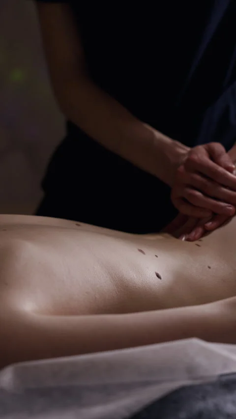 Professional massage therapist applying deep tissue pressure to clients upper Vidéo 338007632