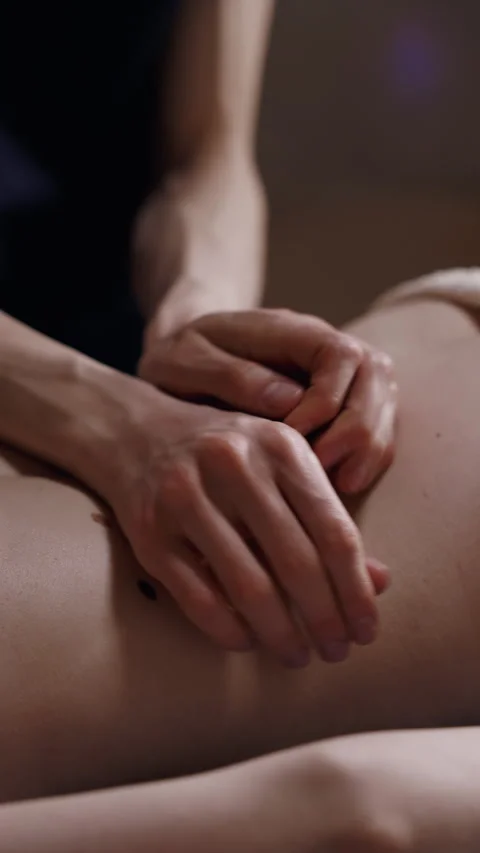 Professional massage therapist applying deep forearm pressure on clients back Vidéo 338008161