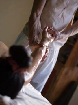 Professional Masseur Doing Deep Tissue Oiled Massage to a Girl at Ayurveda Stock Photos
