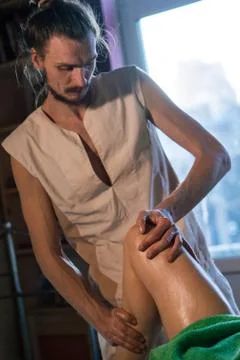Professional Masseur Doing Deep Tissue Oiled Massage to a Girl at Ayurveda Stock Photos
