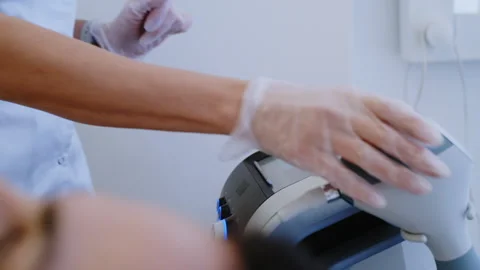 Professional Masseur Grabs High-Tech Massage Equipment for Therapy 库存影片 306275980