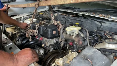 Professional mechanic installation car engine Vídeos de archivo 161986513