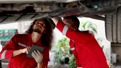 Professional mechanic team using technology notepad estimate and consulting.. Vídeo Stock 243720834