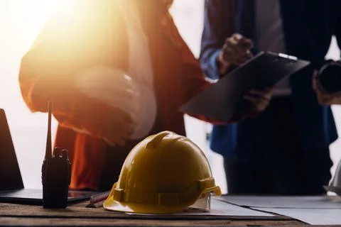 Professional Mechanical Engineer team Working on Personal Computer at Metal.. Foto stock